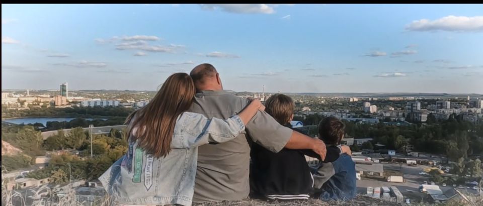 Коллектив МДТ имени М.М. Бровуна поздравляет всех с Днём города и Днём шахтёра и дарит подарок — видеоклип на песню «Ты у нас один, Донецк»