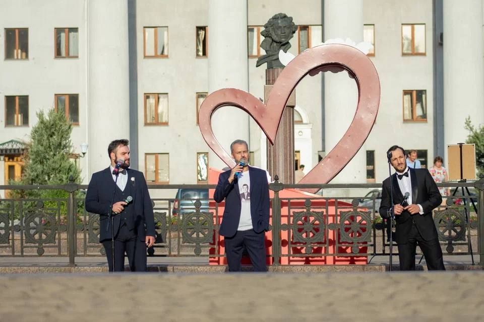 Артисты муздрамы поздравили дончан с Днем шахтера