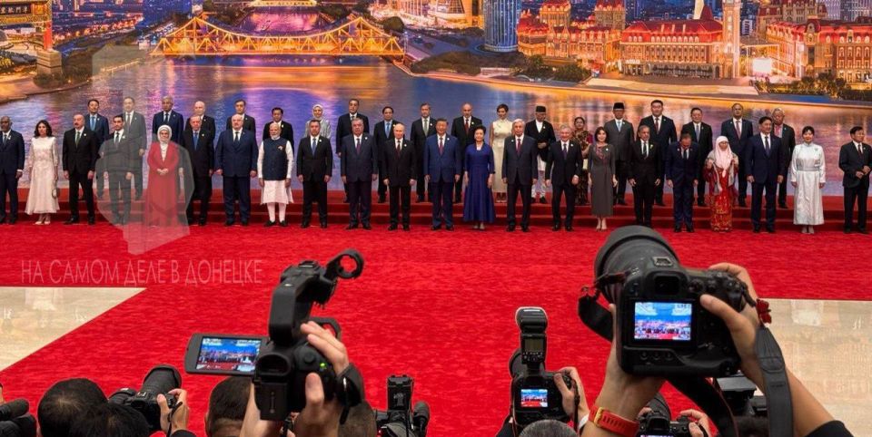 Общая фотография лидеров на саммите ШОС