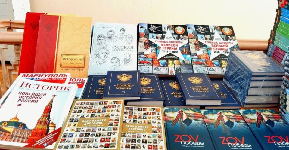 В день знаний Представительство ДНР в Москве передало более 200 экземпляров книг и журналов Донецкой республиканской библиотеке им. Крупской