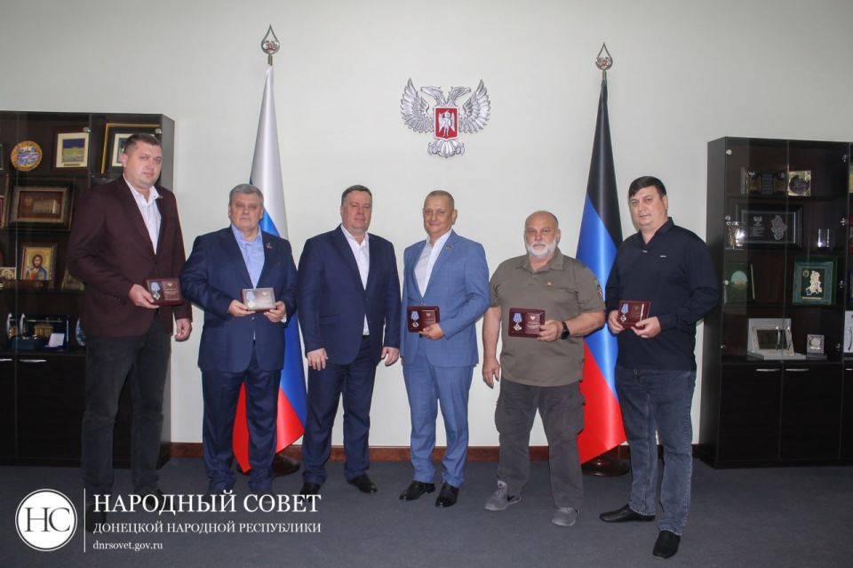 Константин Кузьмин: По случаю празднования Дня шахтера и по поручению Главы ДНР Дениса Пушилина поздравил коллег-депутатов: вручил почетные знаки отличия «За заслуги перед Донецкой Народной Республикой»