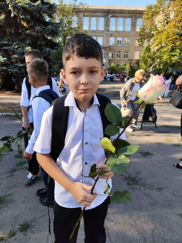 Андрей Бедило: Сегодня, 1 сентября 2025 года, мои внучата пошли в поход за знаниями! Давид в 4 класс, София в 3 класс, а Федор Александрович в ПЕРВЫЙ!!!! В добрый путь, мои родненькие! А мы постараемся что бы у вас все было...