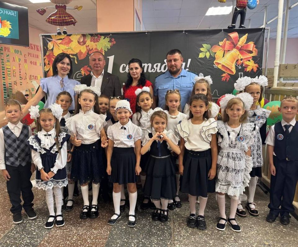 Сегодня Руководитель Управы Буденновского внутригородского района Администрации городского округа Донецк Михаил Меренков принял участие в торжественной линейке, посвященной Дню знаний и началу нового учебного года, которая...