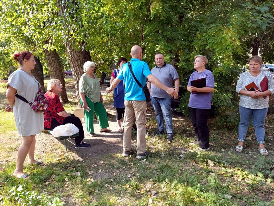 Иван Адамец: Заместитель руководителя управы Куйбышевского внутригородского района Алексей Шлапак встретился с жителями дома №198 на ул. Куйбышева