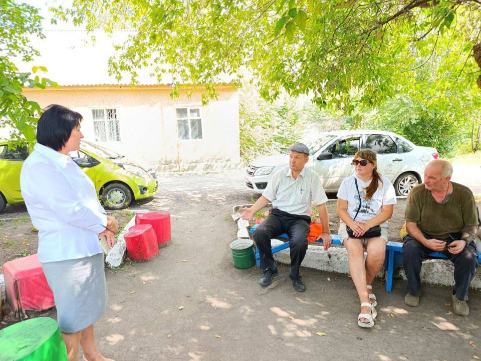 Михаил Меренков: Первый заместитель руководителя Управы Буденновского внутригородского района Елена Булавицкая встретилась с местными жителями