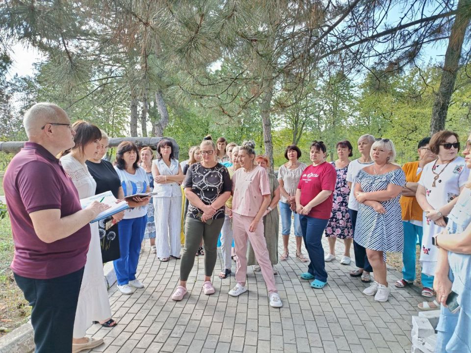 Василий Ткачук: Сегодня, 2 сентября, по поручению Главы ДНР Дениса Пушилина, руководитель Управы Калининского внутригородского района Администрации городского округа Донецк Елена Синецкая провела встречу с жителями по...