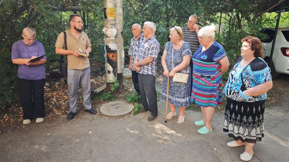 Иван Адамец: Депутат Донецкого городского совета Алексей Ковровский встретился с жителями дома №10 по улице Кисловодской в Куйбышевском районе Донецка