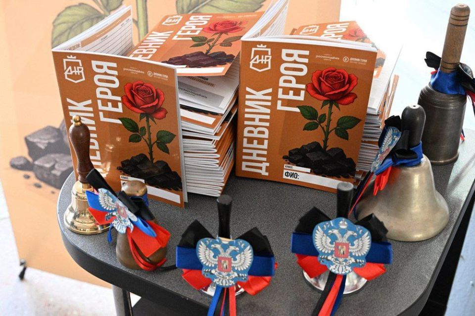 Истории защитников Донбасса: школьникам ДНР подарили "Дневники героев"