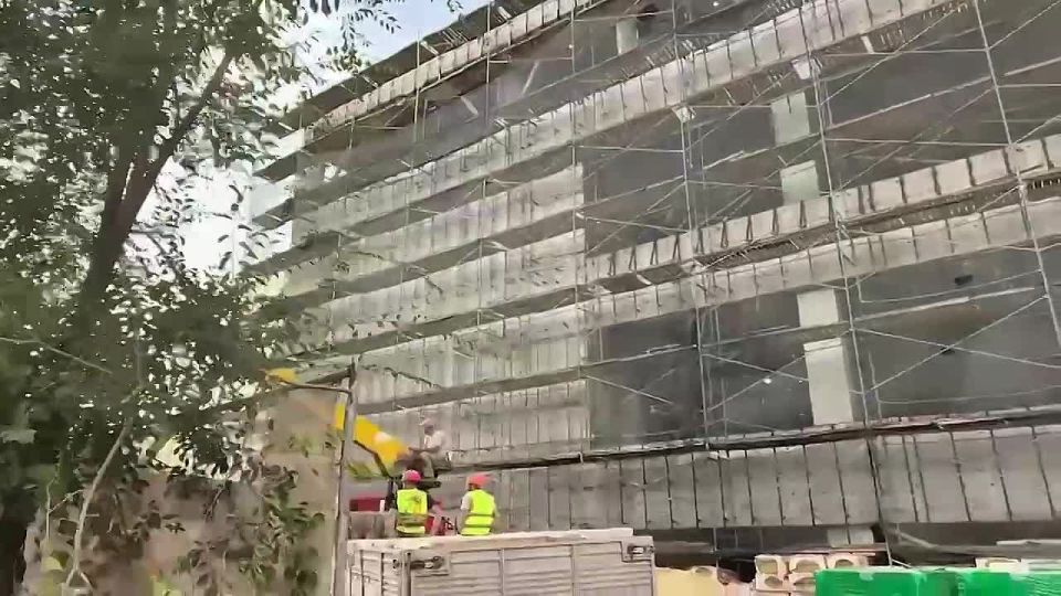 Олег Царёв: А в Донецке к концу года в появится Молодежный центр — один из крупнейших в России, он готов уже на 70%. Помимо спортивного зала, выставочной зоны, площадки для проведения лекториев, предусмотрено специальное...