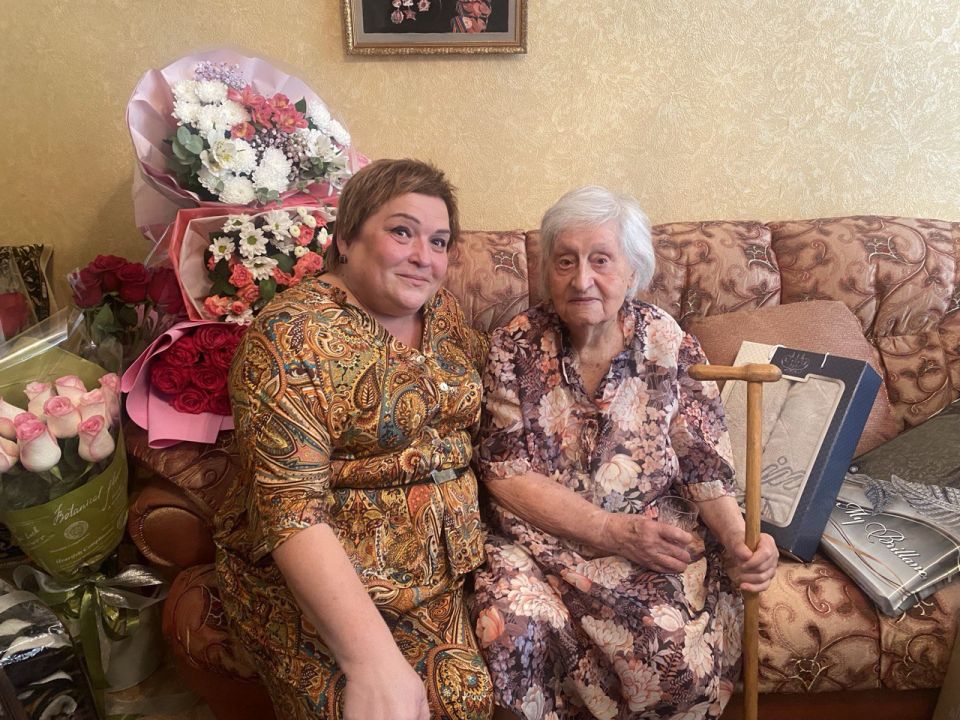 Парламентарии продолжают работу на закрепленных за ними депутатских округах