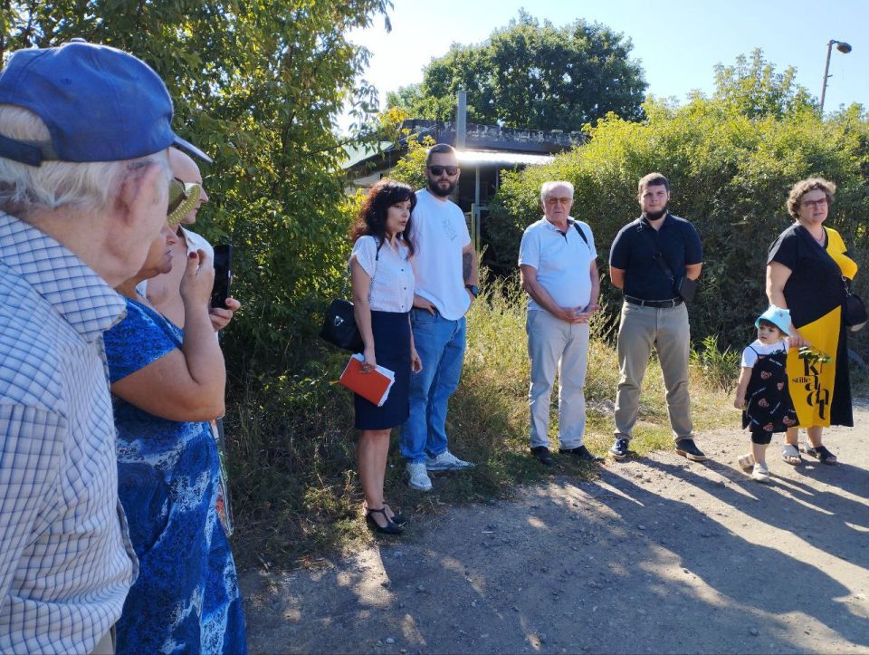 Юрий Будрин: Сегодня, 3 сентября 2025 года, по поручению Главы Республики Дениса Пушилина, заместитель главы администрации городского округа Донецк ДНР Валерий Ляховец провел встречу с жителями по адресу: пруд Песчаный...