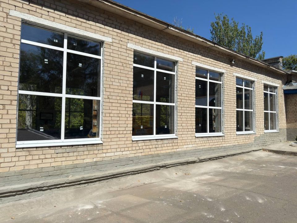 Константин Кузьмин: В ходе визита в донецкую школу №39, где поздравил ребят с началом учебного года, обратил внимание на оснащение здания