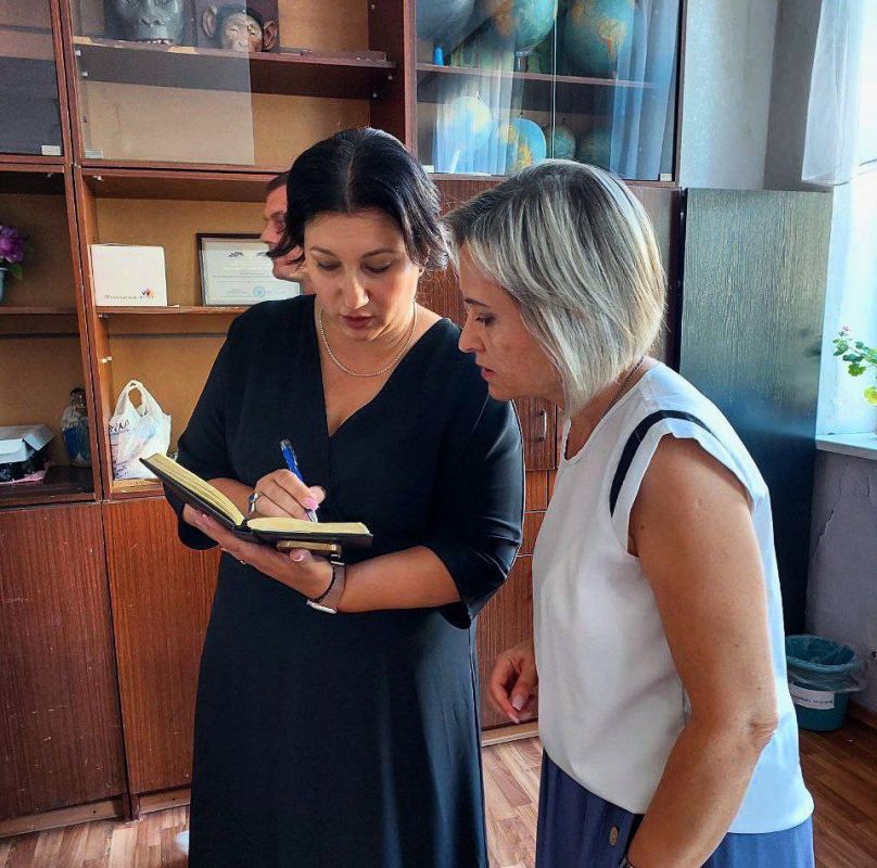 Анна Кондрыкинская (фракция «Единая Россия») на связи с родителями школьников