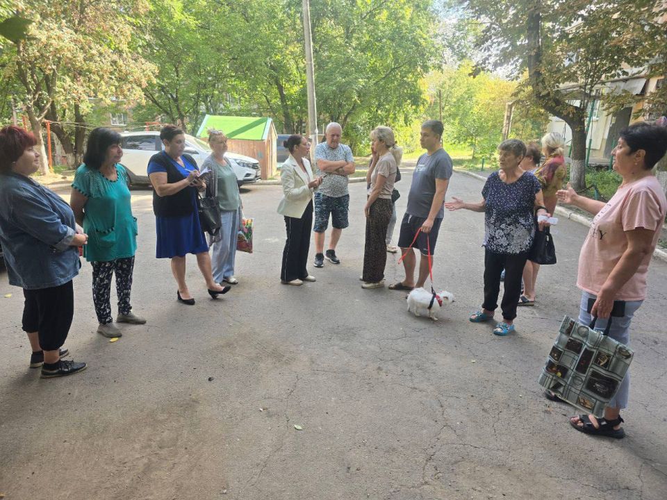 По поручению Главы ДНР Дениса Пушилина 04.09.2025 по адресу: г. Донецк, ул. Речная, д. 50 состоялась встреча с жителями, на которой присутствовала руководитель Управы Ленинского внутригородского района Татьяна Темникова