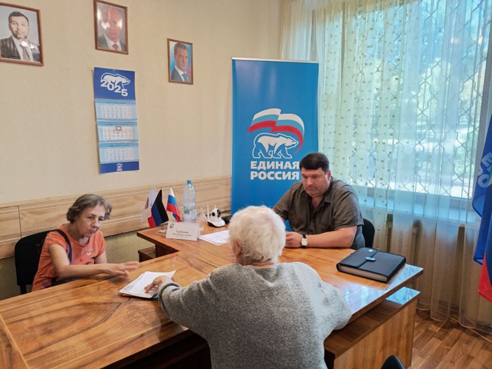 Валентин Левченко: В общественной приемной партии "Единая Россия" Киевского района города Донецка депутат Донецкого городского совета Василий Гребенюк провел очередной прием граждан