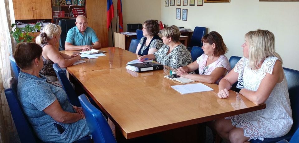 Наталья Бегуненко: Первый заместитель руководителя Управы Петровского внутригородского района Администрации городского округа Донецк Юрий Плахутин провел рабочее совещание с инспекторами по взаимодействию с населением...