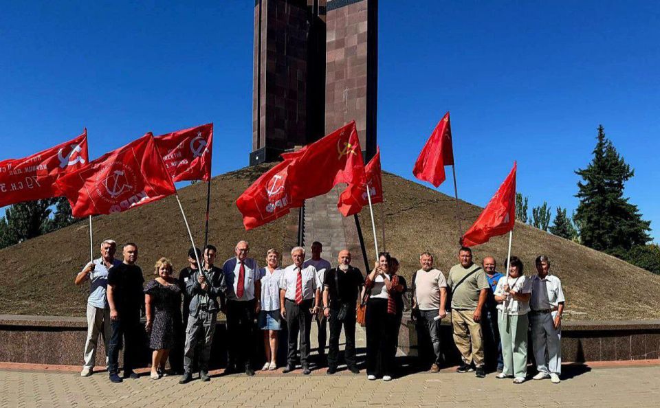 Руководитель фракции КПРФ в Народном Совете ДНР Борис Литвинов и депутат Игорь Костенок организовали автопробег в честь Дня Победы над милитаристской Японией и окончания Второй мировой войны