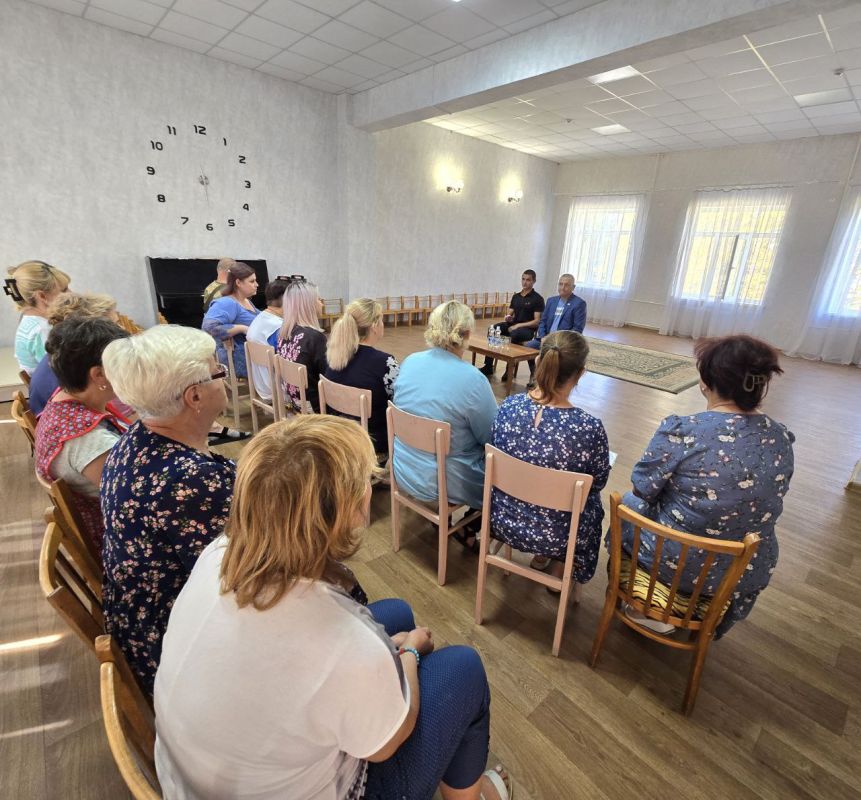 Дмитрий Огилец: По поручению Главы Донецкой Народной Республики вместе со своими золотыми помощниками и депутатом Молодёжного парламента Виктором Москалёвым провели встречу с трудовым коллективом ГКДОУ "Детский сад № 10...