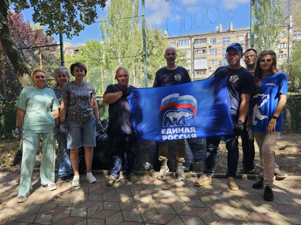 Татьяна Копылова: Сегодня в рамках партийного проекта Единой России «Городская среда» в Ворошиловском районе прошла экологическая акция «Чистый четверг»