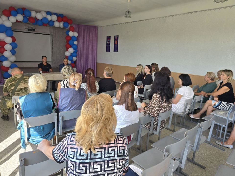 Дмитрий Огилец: По поручению Главы Донецкой Народной Республики вместе со своими золотыми помощниками и депутатом Молодёжного парламента Виктором Москалёвым провели встречу с трудовым коллективом Гимназия "Доминанта"...