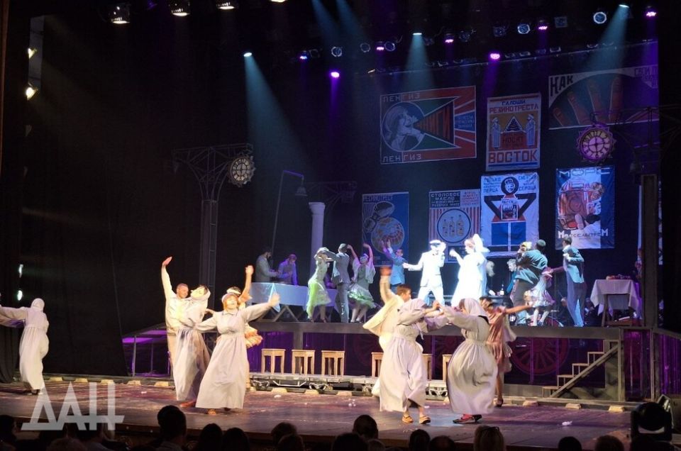 Историей почти столетней давности открыли 99-й сезон Донецкой муздрамы