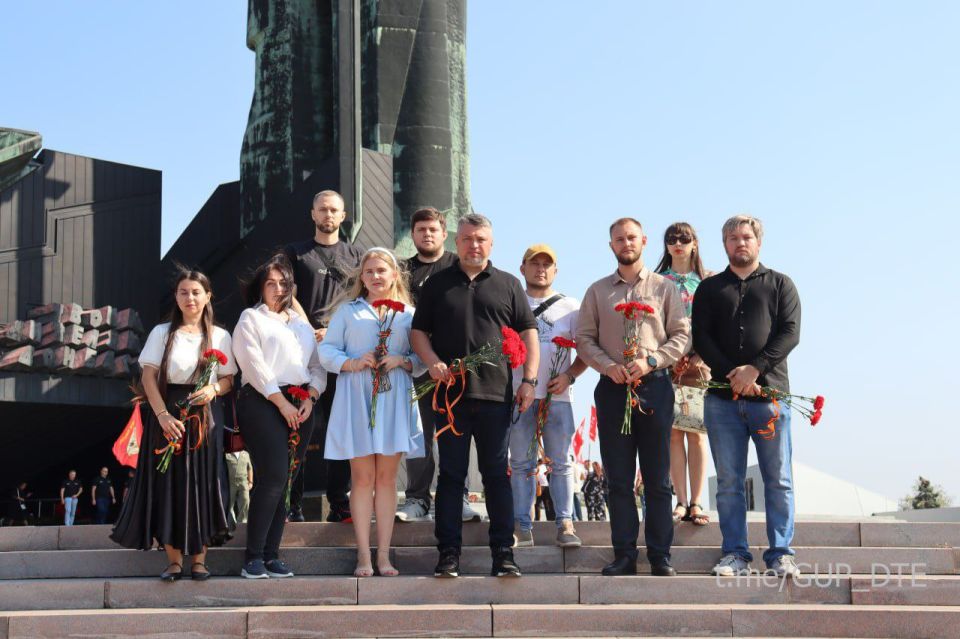 НИКТО НЕ ЗАБЫТ, НИЧТО НЕ ЗАБЫТО: СЕРГЕЙ ПОЛХОВ СОВМЕСТНО С МОЛОДЕЖНЫМ СОВЕТОМ «ДОНБАССТЕПЛОЭНЕРГО» ВОЗЛОЖИЛИ ЦВЕТЫ К МЕМОРИАЛУ «ТВОИМ ОСВОБОДИТЕЛЯМ, ДОНБАСС»