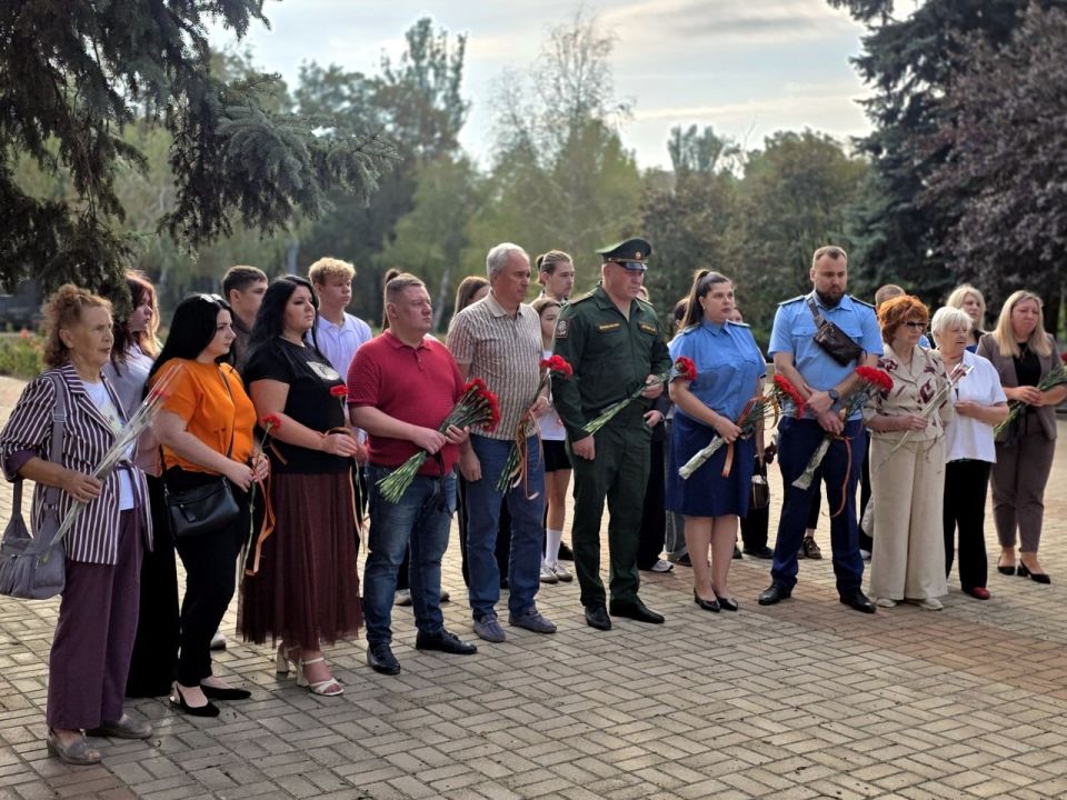 Иван Адамец: В день празднования 82-й годовщины освобождения Донбасса от немецко-фашистских захватчиков сотрудники учреждений Куйбышевского района приняли участие в торжественно-траурной церемонии возложения цветов к...