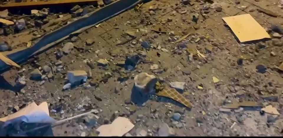 Родион Северьянов: Вчера вечером был обстрелян Донецк!(( Первые минуты после обстрела в районе парка Гулливер.(((