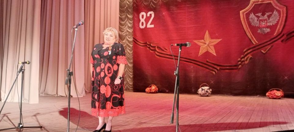 Наталья Бегуненко: Сегодня, 8 сентября, во «Дворце культуры им. Г. И. Петровского» состоялся концерт «Этот день нам не забыть никогда!», приуроченный ко Дню освобождения Донбасса