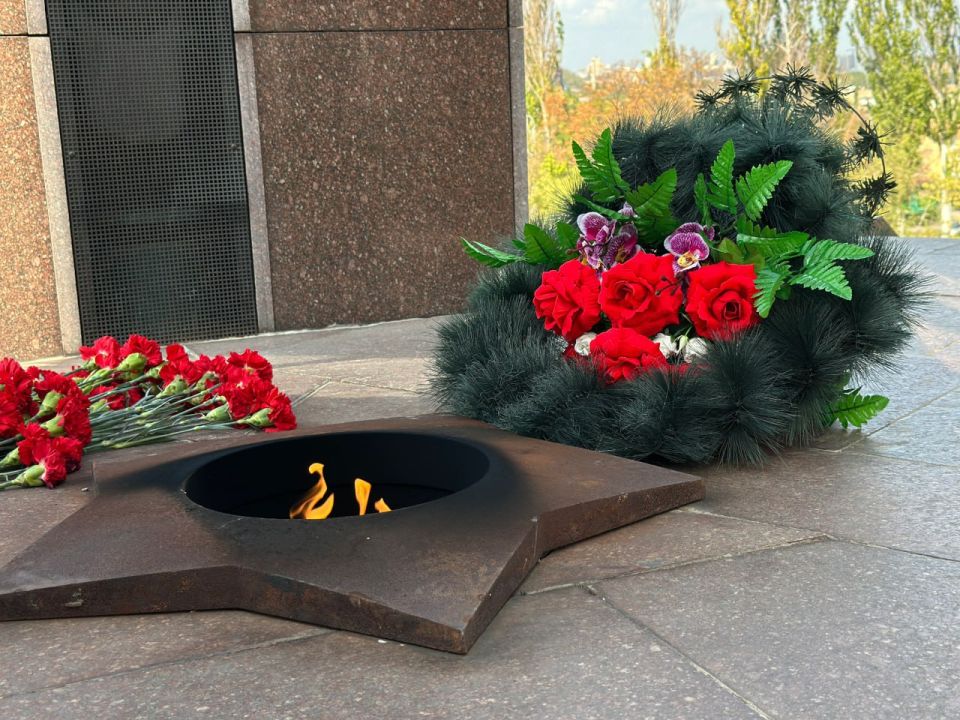 Андрей Крамар: Словно живое прикосновение к памяти, в которой заключена вся боль и вся гордость нашего края: с соратниками по Донецкому региональному отделению ЛДПР в ДНР возложили цветы в память о тех жертвах, через которые...