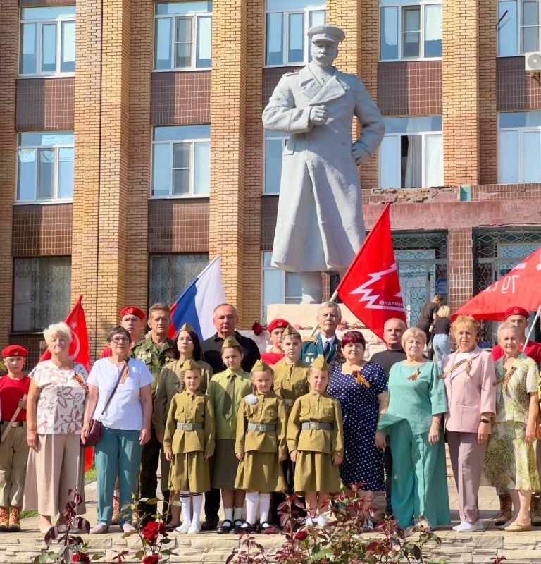 Михаил Меренков: Сегодня, в день 82-ой годовщины освобождения Донбасса от немецко-фашистских захватчиков, в Буденновском внутригородском районе прошли церемонии возложения цветов к памятнику Маршалу Советского Союза Семену...