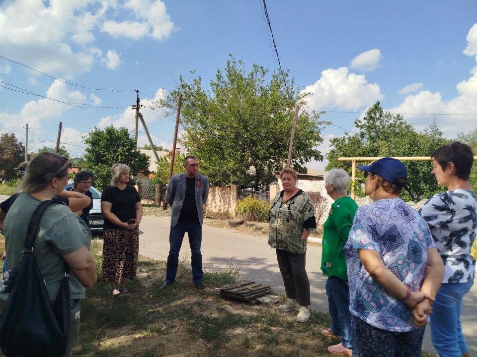 Сегодня, 8 сентября 2025 года, по поручению Главы Республики Дениса Пушилина, заместитель руководителя Управы Роман Гладких провел встречу с жителями по адресу: ул. Старицкого, 43