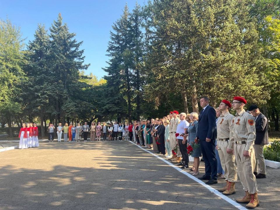 В Шахтерске Председатель #Комитет_по_природопользованию_экологии_недрам_и_природным_ресурсам Сергей Михалев (фракция «Единая Россия») принял участие в памятном мероприятии, посвященном 82-й годовщине освобождения Донбасса от...