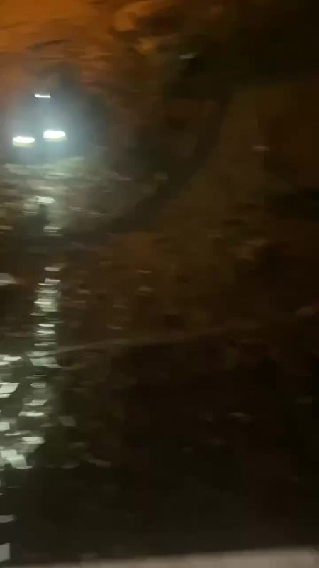 Враг ударил по общежитию в Донецке, частично обрушив здание, людей эвакуируют