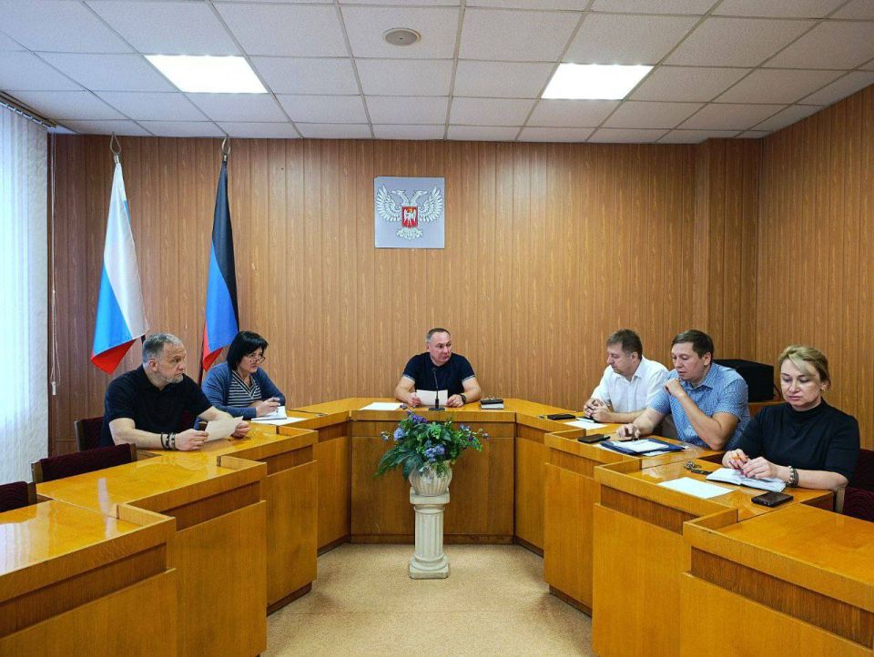 Михаил Меренков: Сегодня в Управе Буденновского внутригородского района провел аппаратное совещание с участием депутата Донецкого городского совета Николая Тимченко