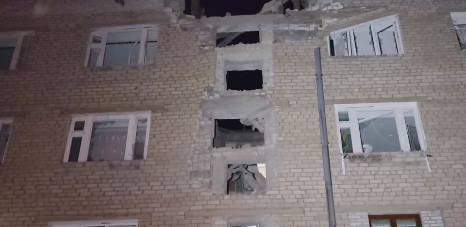 Родион Северьянов: Сегодня ночью,опять обстреляли Донецк!((Последствия прямого попадания ракеты ВСУ в крышу многоэтажного жилого дома в Будённовском районе