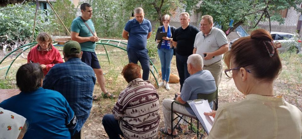 Валентин Левченко: Выполняя намеченные договорённости, сегодня снова встретился с жителями ул.Привокзальная поселка Донецк-Северный