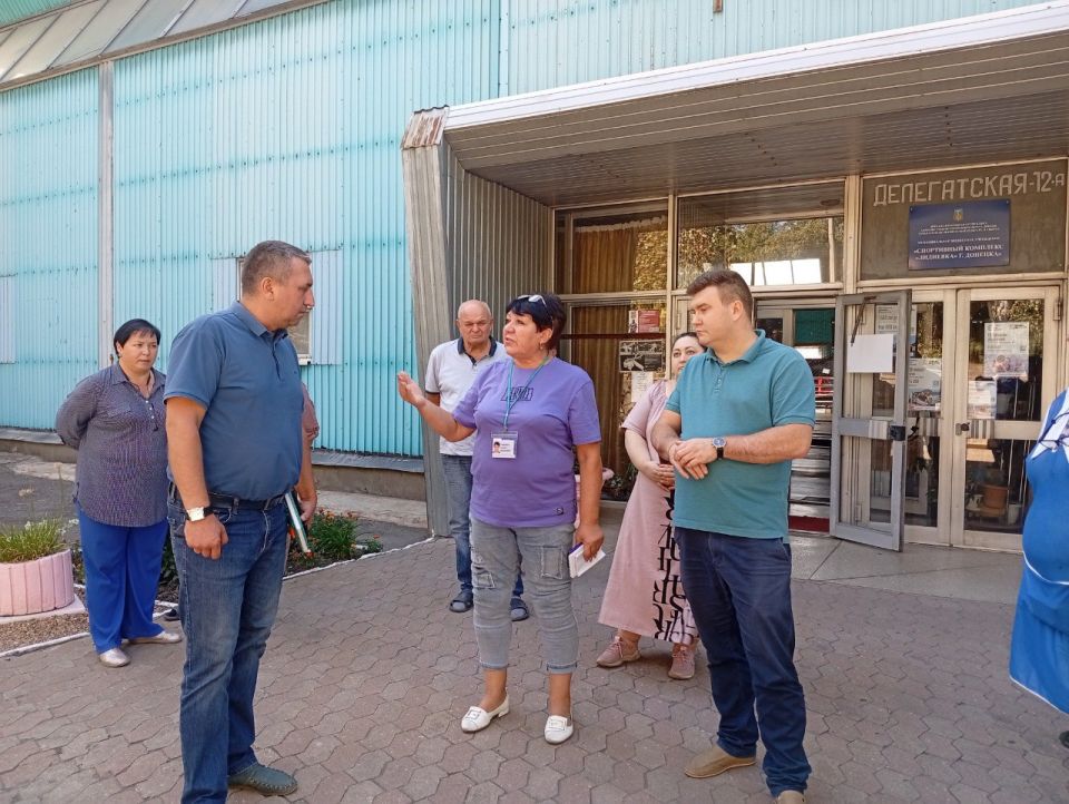 Сегодня, 11 сентября 2025 года, по поручению Главы Республики Дениса Пушилина, заместитель руководителя Управы Роман Гладких провел встречу с трудовым коллективом МБУ «СК Лидиевка г. Донецк» по адресу: ул. Делегатская, 12А