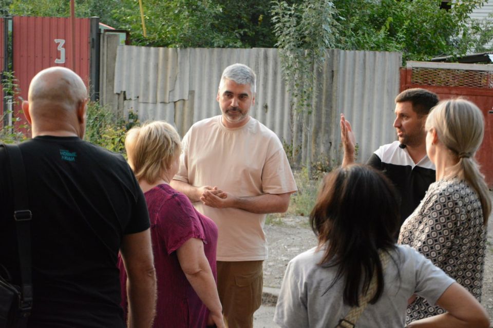 Заместитель Председателя Народного Совета ДНР Алексей Дорофеев (фракция «Новые люди») провел встречу с жителями многоквартирного дома, расположенного в Кировском районе города Донецка