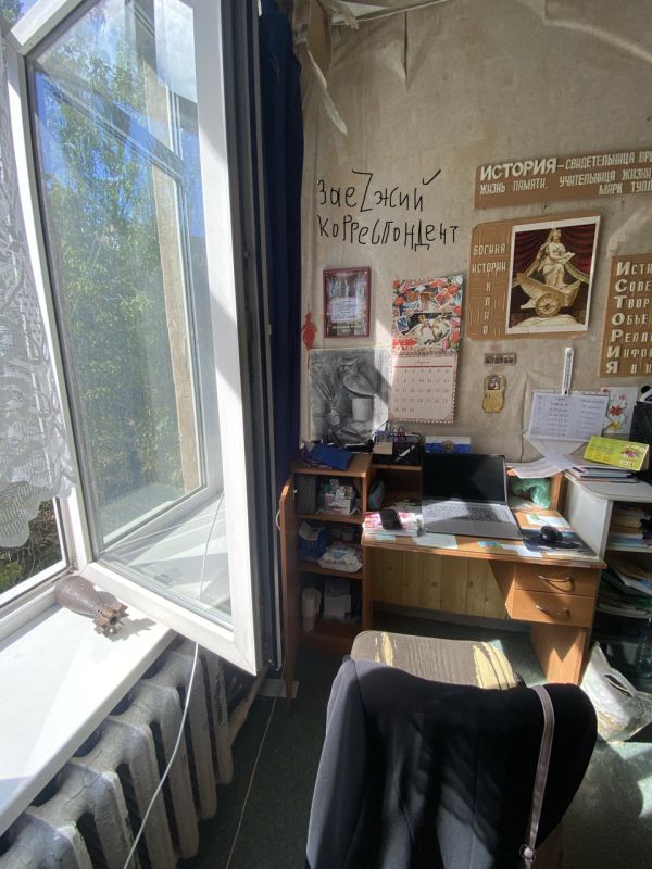 Григорий Вдовин: Оконный фиксатор в суровом кабинете истории одной из школ г. Донецка