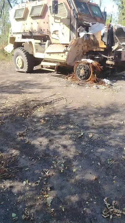 Чингис Дамбиев: Доброе утро. Штурмовики группировки "Восток" ВС РФ из Бурятии проходят мимо уничтоженного украинского бронеавтомобиля International MaxxPro американского производства на Южно-Донецком направлении