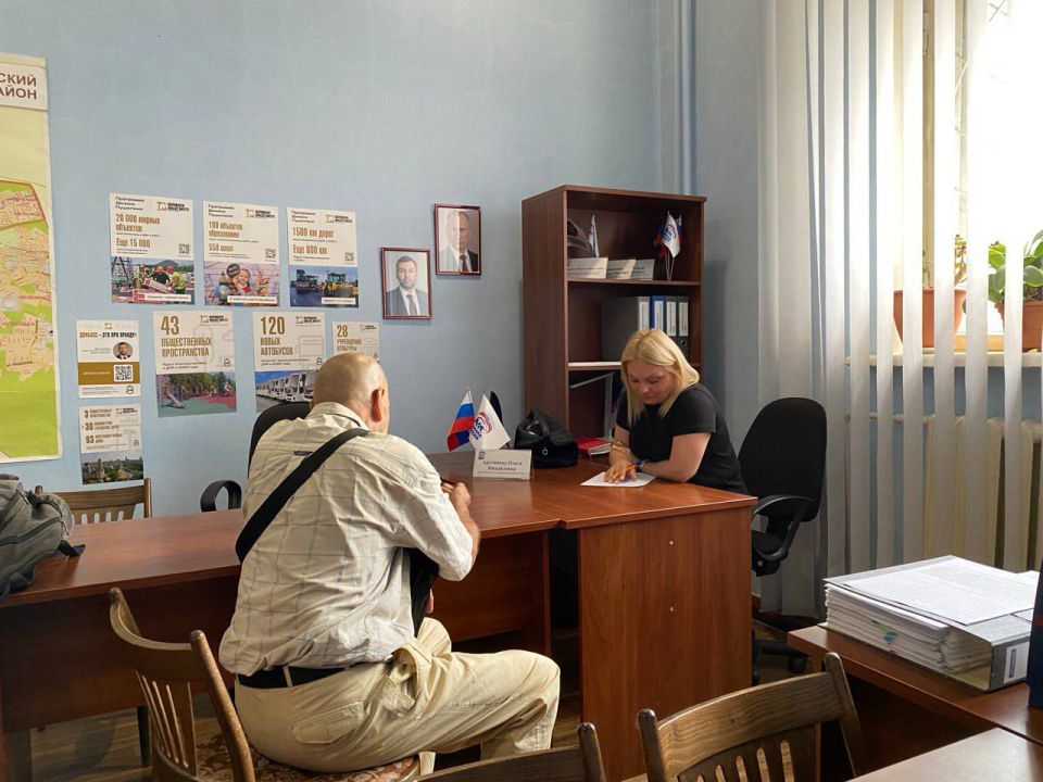 Ольга Арутинова, депутат #Комитет_по_молодежной_политике_и_патриотическому_воспитанию (фракция «Единая Россия») провела прием граждан в региональной общественной приемной «Единой России» в Буденновском районе Донецка