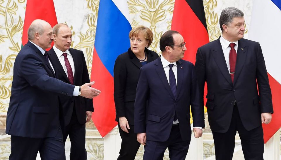 Александр Лукашенко в вышедшем сегодня интервью журналу СВР России "Разведчик" заявил, что после Минских соглашений 2014-2015 доверия к западным соседям больше нет: "Признание евролидеров в том, что они вышли на переговорную...