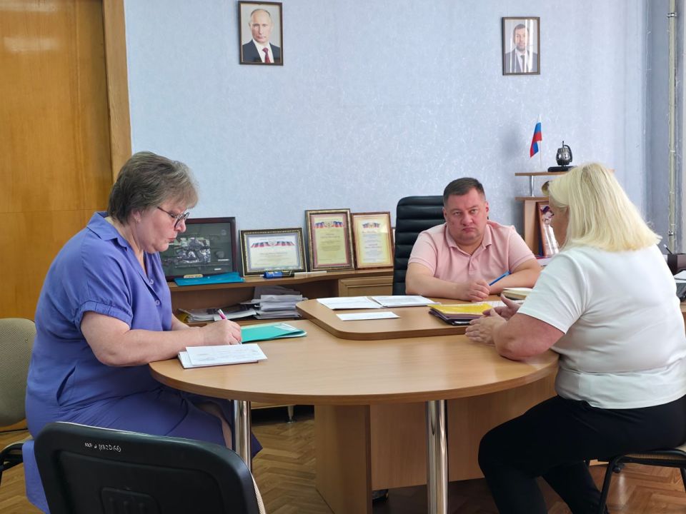 В понедельник, 15 сентября, руководитель Управы Куйбышевского внутригородского района Администрации городского округа Донецк Иван Адамец провел плановый прием граждан
