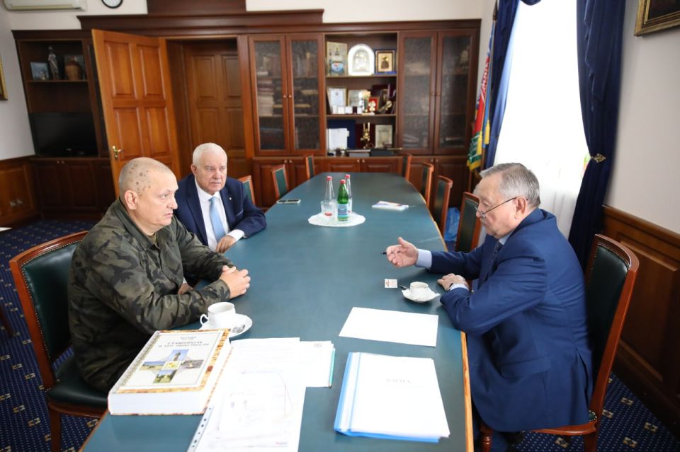 В Думе Ставропольского края состоялась рабочая встреча председателя комитета по казачеству, безопасности, межпарламентским связям и общественным объединениям Юрия Гонтаря, председателя комитета по законодательству...