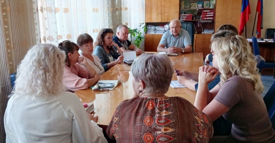 Наталья Бегуненко: Сегодня, 15 сентября, первый заместитель руководителя Управы Петровского внутригородского района Администрации городского округа Донецк Юрий Плахутин провел рабочее совещание, в котором приняли участие...