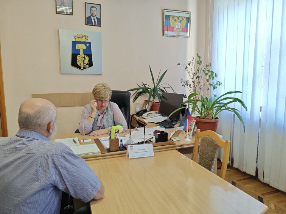 Сегодня, 15 сентября, провела личный прием граждан руководитель Управы Пролетарского внутригородского района Администрации г.о. Донецк Елена Рязанцева