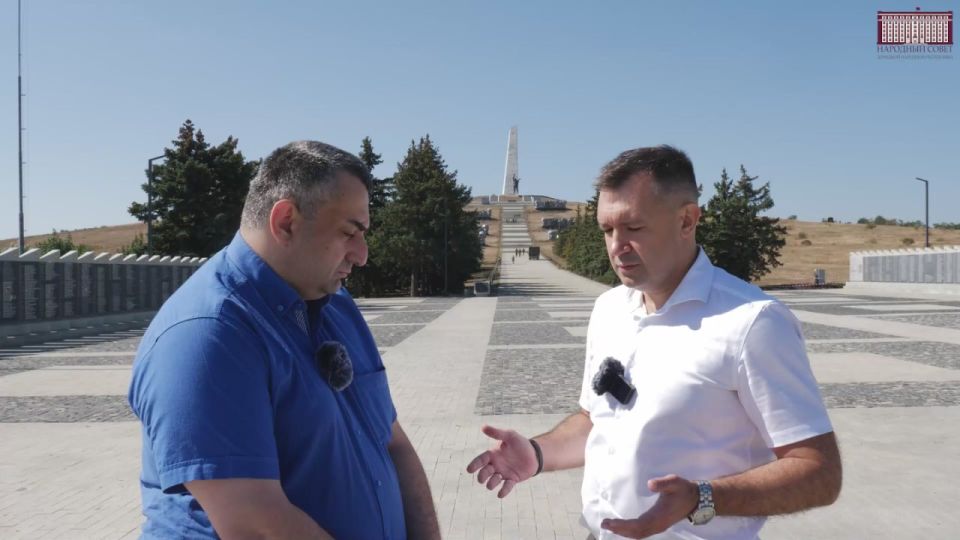 Заместитель Председателя Народного Совета ДНР Николай Сытов (фракция КПРФ) вместе с грузинской делегацией журналистов посетил мемориал Саур-Могилу