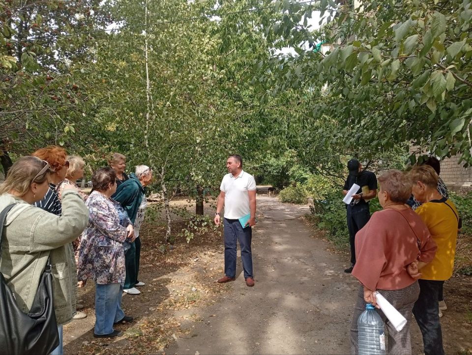 Сегодня, 16 сентября 2025 года, по поручению Главы Республики Дениса Пушилина, заместитель руководителя Управы Роман Гладких провел встречу с жителями по адресу: ул. Ермоловой, 15