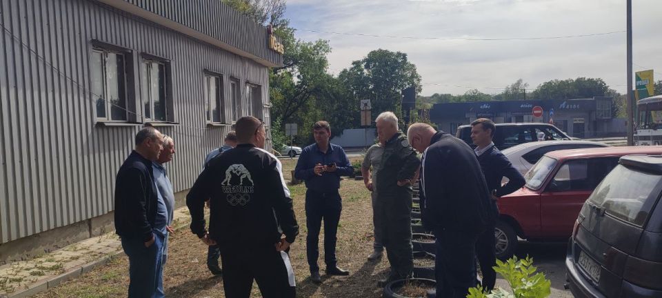 Андрей Бедило: Сегодня, 16 сентября, провели выездное совещание на предполагаемом месте установки накопительной емкости для воды из каптажа по улице Ленина г.о.Торез. Обсудили с коллегами детали технического характера